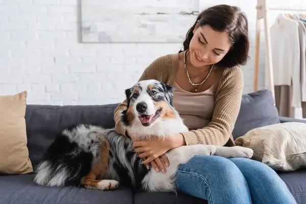 photo-happy-young-woman-cuddling-australian